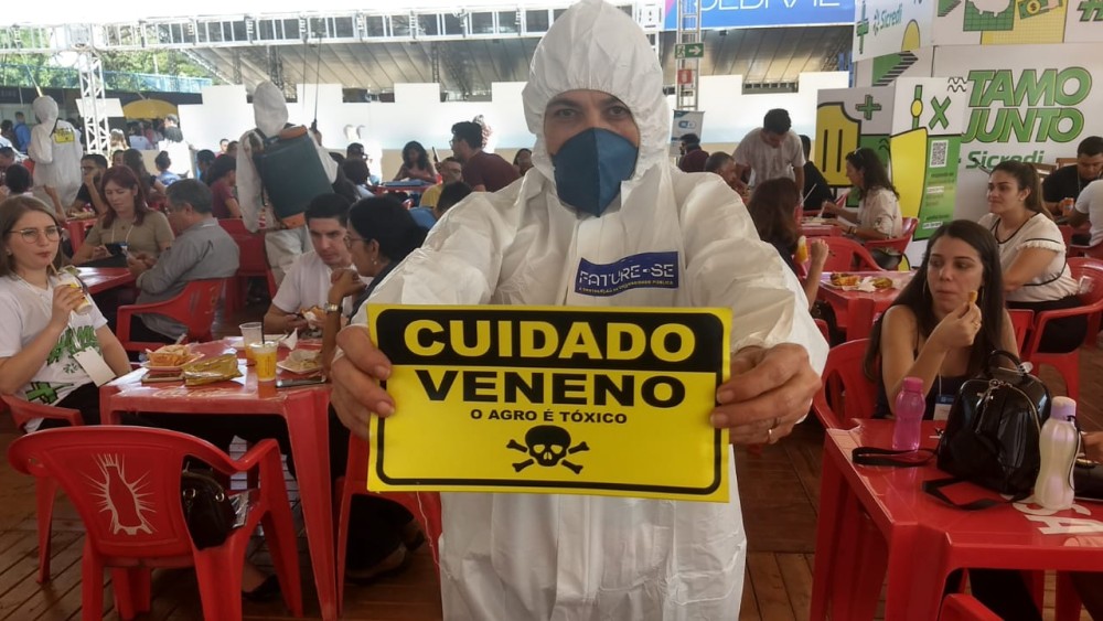 CUIDADO VENENO: PERFORMANCES, PROTESTOS E ANÁLISES DURANTE A 71º REUNIÃO DA SBPC CONTRA AUTORIZAÇÃO DE AGROTÓXICOS POR PARTE DO GOVERNO BRASILEIRO